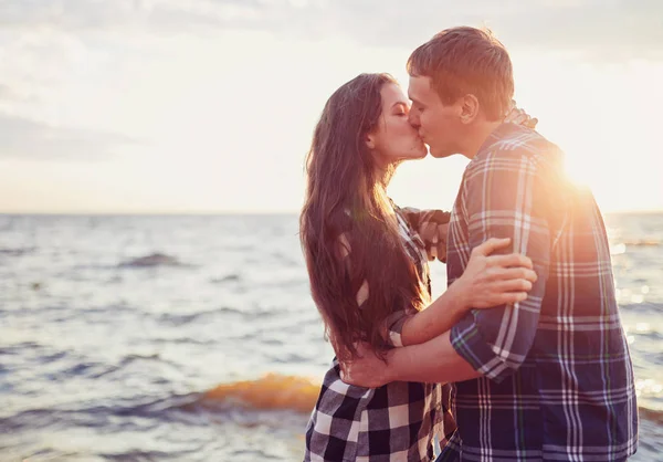 Pár Csók Vízbe Naplemente Romantikus Táj Többnemzetiségű Pár Szerelmesek — Stock Fotó