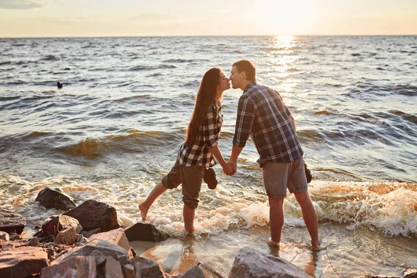 Una Pareja Cogida Mano Durante Atardecer Increíble — Foto de Stock