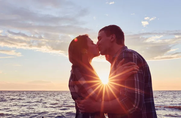 Пара Закоханих Які Цілуються Воду Заході Сонця Романтична Сцена Багатоетнічної — стокове фото