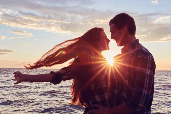 Para Miłość Tyłu Światło Sylwetka Jezioro Pomarańczowy Zachód Słońca — Zdjęcie stockowe