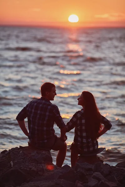 Paar Liefde Terug Licht Silhouet Bij Meer Oranje Zonsondergang — Stockfoto