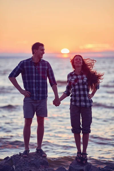 Para Miłość Tyłu Światło Sylwetka Jezioro Pomarańczowy Zachód Słońca — Zdjęcie stockowe