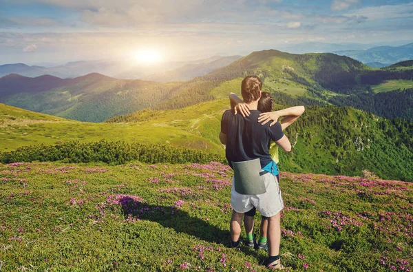 Casal Turistas Estão Topo Uma Montanha Com Uma Sensação Liberdade — Fotografia de Stock