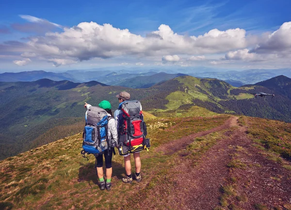 Pareja Senderistas Activos Disfrutando Vistas Paisaje Bosques Montaña Parque Nacional — Foto de Stock