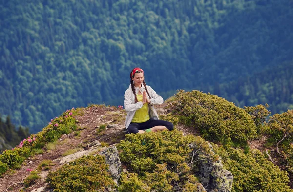 Menina Fazendo Ioga Fitness Exercício Livre Belas Montanhas Paisagem Bom — Fotografia de Stock
