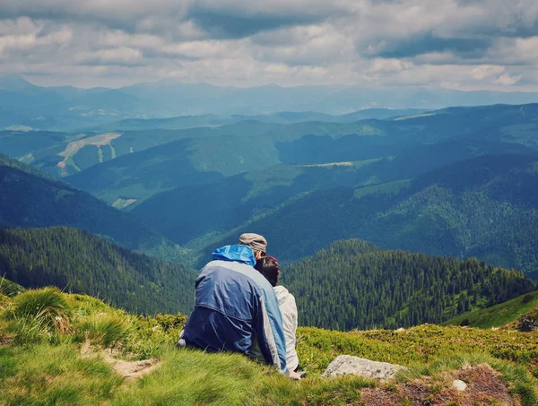 Casal Turistas Estão Topo Uma Montanha Com Uma Sensação Liberdade — Fotografia de Stock