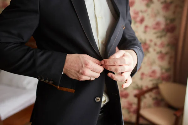 Χέρια Του Γαμπρού Της Γάμου Ετοιμάζεται Κοστούμι — Φωτογραφία Αρχείου