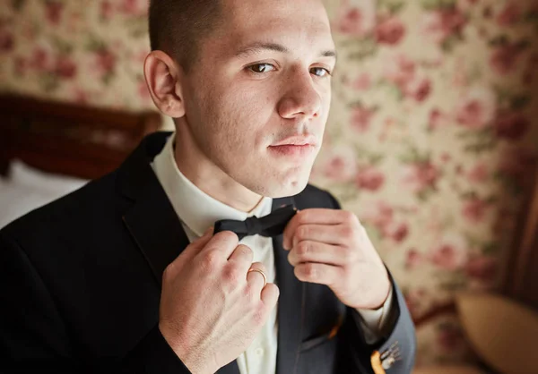 Vestido Novio Camisa Mañana Del Día Boda —  Fotos de Stock