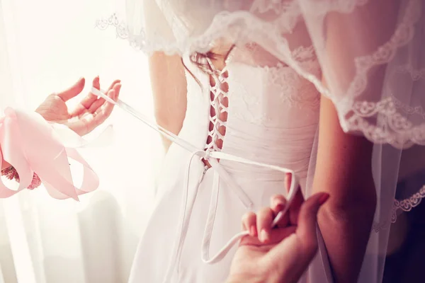 Допомагаючи Нареченій Одягнути Весільну Сукню — стокове фото