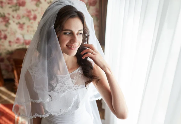 美丽的新娘对一个窗口 在室内的肖像 — 图库照片