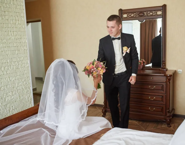 Eerste Vergadering Van Bruid Bruidegom Huwelijksdag Emoties Pasgetrouwden Voordat Ceremonie — Stockfoto