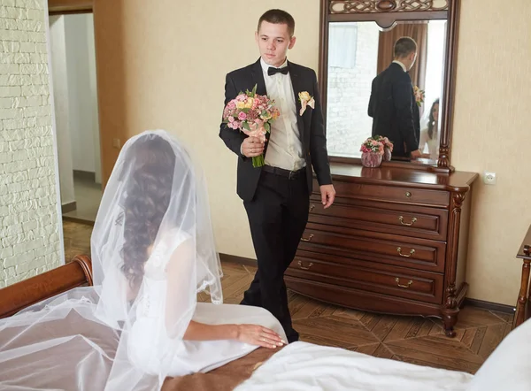 Das Erste Treffen Des Brautpaares Hochzeitstag Emotionen Vor Der Trauung — Stockfoto