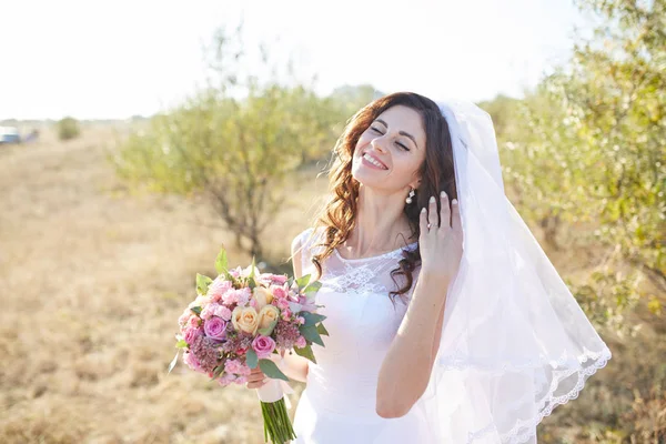 Bela Noiva Sorridente Vestindo Uma Coroa Flores Naturais Nos Campos — Fotografia de Stock