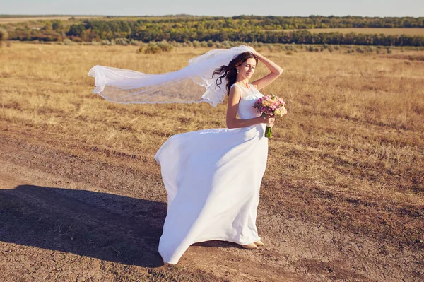 Bela Noiva Sorridente Vestindo Uma Coroa Flores Naturais Nos Campos — Fotografia de Stock