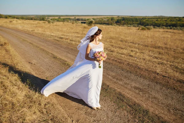 Bela Noiva Sorridente Vestindo Uma Coroa Flores Naturais Nos Campos — Fotografia de Stock