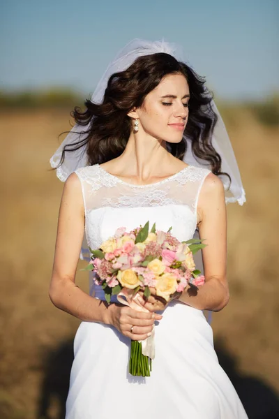 Bela Noiva Sorridente Vestindo Uma Coroa Flores Naturais Nos Campos — Fotografia de Stock