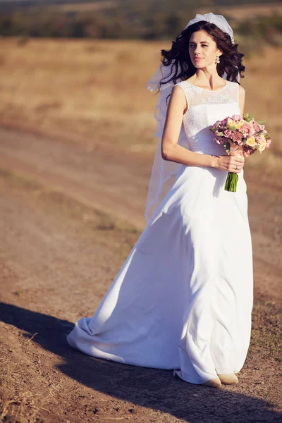 Bela Noiva Sorridente Vestindo Uma Coroa Flores Naturais Nos Campos — Fotografia de Stock