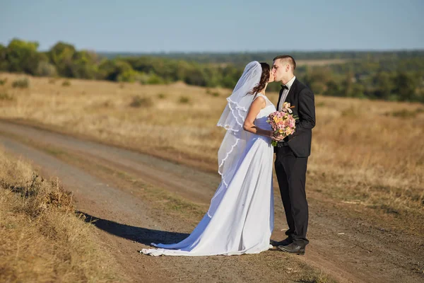 Casal Traje Casamento Com Buquê Flores Vegetação Está Nas Mãos — Fotografia de Stock