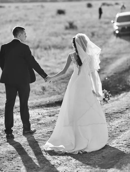 Brautpaar Hochzeitskleid Mit Blumenstrauß Und Viel Grün Den Händen — Stockfoto