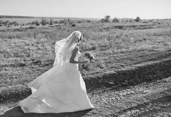 Belle Mariée Souriante Portant Une Couronne Fleurs Naturelles Debout Dans Image En Vente