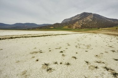 Kuzey Türkiye 'de kuru göl ve dramatik bulutlar