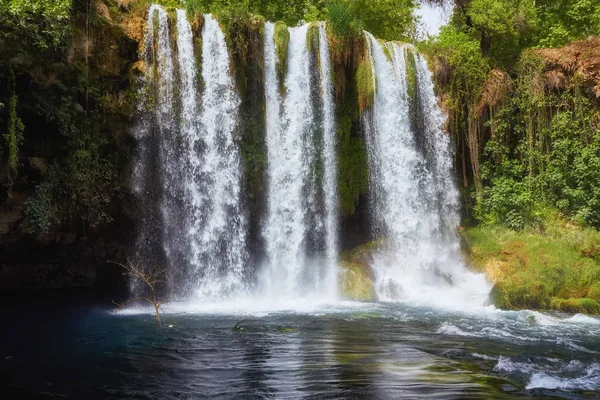 Vackra Kalksten Vattenfall Skog Med Mjukt Vatten — Stockfoto