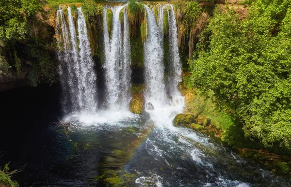 柔らかい水と美しい石灰岩滝の森 — ストック写真