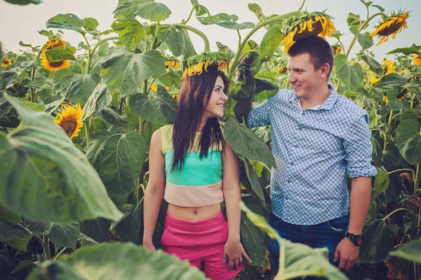 Ungt par i kärlek tillsammans på naturen — Stockfoto