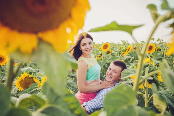 Girl and man in a field of sunflowers — Stock Photo, Image