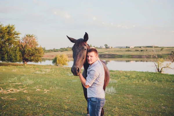 Fiatal férfi és egy ló — Stock Fotó