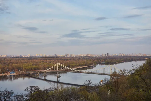 М. Києва, ландшафт, погляд мосту зверху. Красивий вид на річку Дніпро — стокове фото