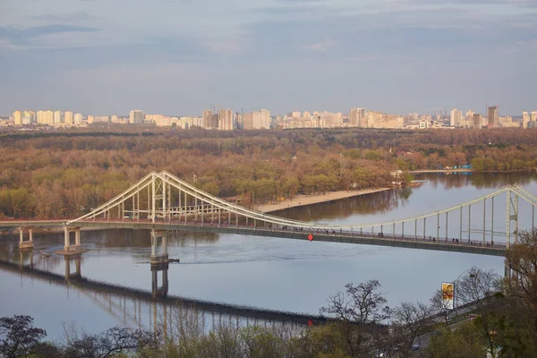 Kiev City, paisaje, vista del puente desde arriba. Hermosas vistas del río Dnipro — Foto de Stock