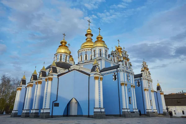 Monasterio de cúpula dorada de San Miguel - famosa iglesia en Kiev , — Foto de Stock