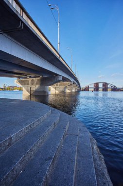 Otomobil beton köprü nehre Kiev