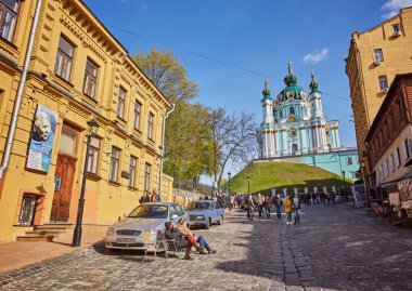 Kiev, Ukrayna-Nisan 17, 2017: insanlar ve hediye mağazaları Andriyi üzerinde