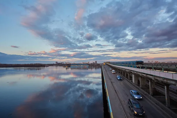 Мост Киевского метрополитена вечером — стоковое фото