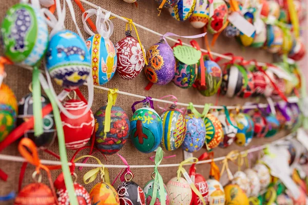 Kiev, Ukrayna-15 Nisan 2017: Ermeni tarzında boyalı haç ile güzel Paskalya yumurtası, 29 Nisan Kiev