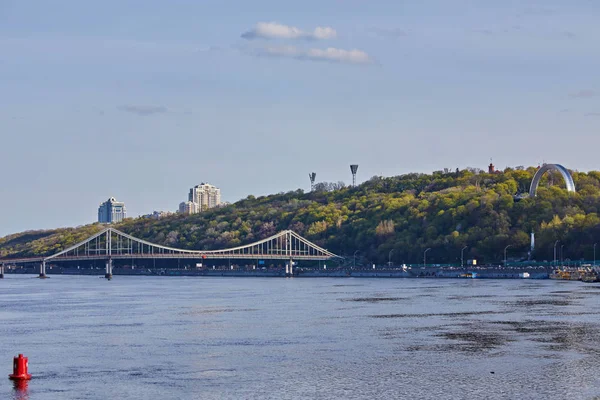 Fotgängare bron över floden Dnepr i Kiev — Stockfoto