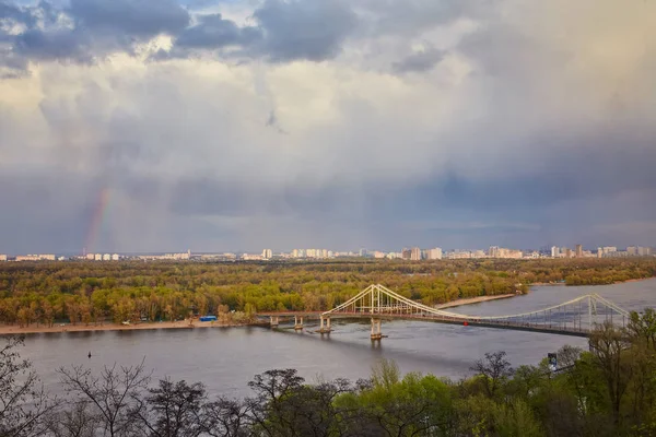 歩道橋橋と虹とドニエプルの眺望 — ストック写真