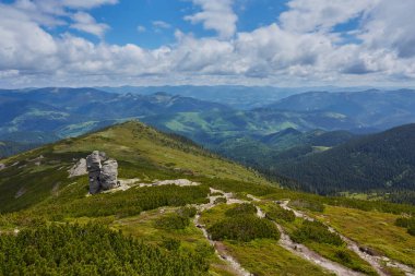 Dağlardaki yaz manzarası ve koyu mavi gökyüzü