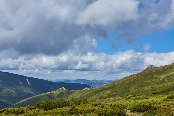 Paisaje de verano en las montañas y el cielo azul oscuro —  Fotos de Stock