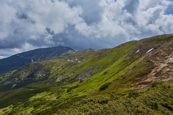 Paisaje de verano en las montañas y el cielo azul oscuro —  Fotos de Stock