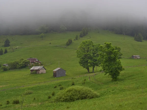 Гірський пейзаж у тумані. будинок у горах . — стокове фото