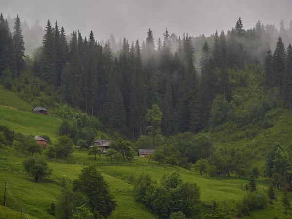 Гірський пейзаж у тумані. будинок у горах . — стокове фото