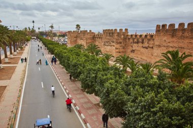 Fas - Taroudant eski ortaçağ savunma duvar ve avuç içi sokak