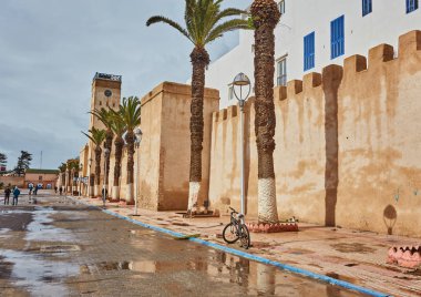 Medine giriş kulesi ve Essaouira, Fas 'taki eski şehir duvarları