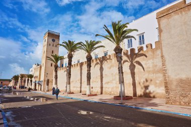 Medine giriş kulesi ve Essaouira, Fas 'taki eski şehir duvarları