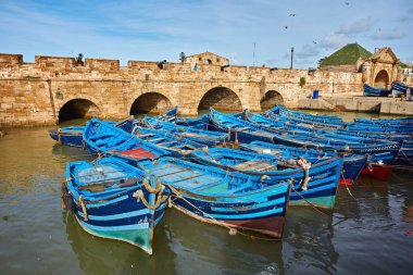 Essaouira Fas'ta Fort güneşli bir su ve seçici odak mavi deniz araçları ile
