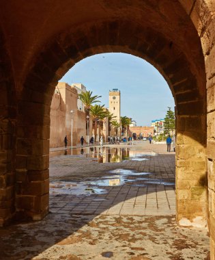 Medine giriş kulesi ve Essaouira, Fas 'taki eski şehir duvarları