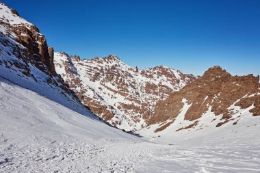 Güzel manzaralı Toubkal, Fas için yolda
